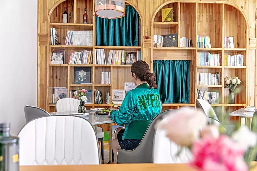 源和1916里的这家网红店，是花店也是甜点店还是图书馆