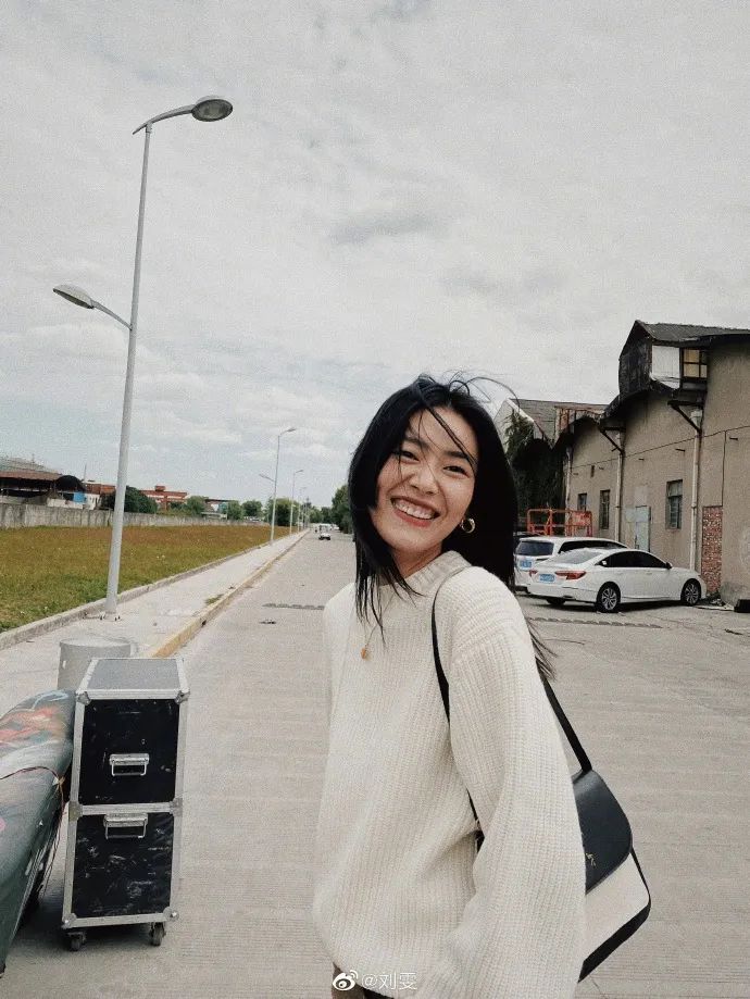 周扬青造型被吐槽脖子短,周扬青深夜晒发照片