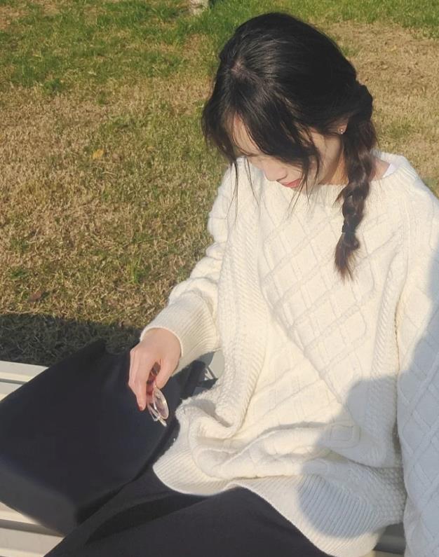 显白气质又柔软渐变慵懒风毛衣,浅紫罗兰色毛衣显黑还是显白