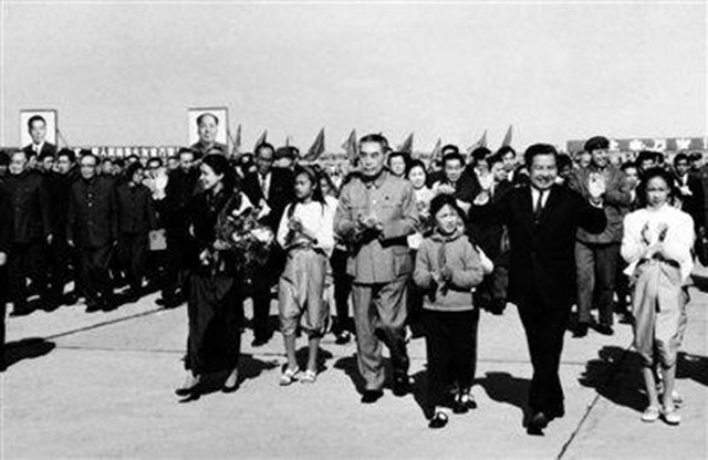 柬埔寨洪森为什么对国王那么尊重,洪森评论柬中友谊