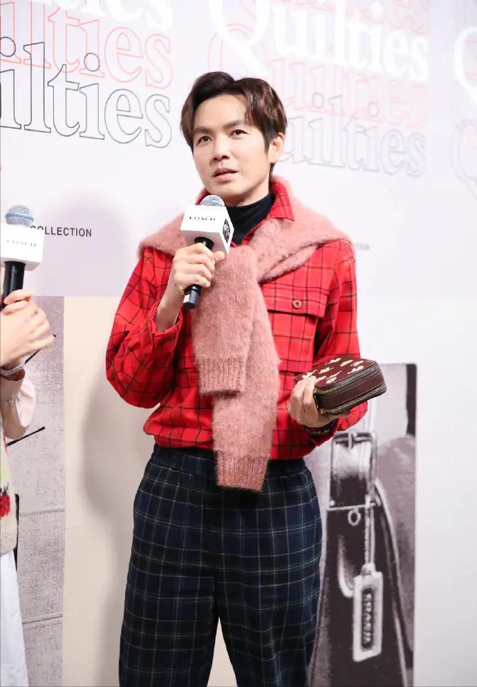 coach大秀杨紫和小男孩合影,coach新款杨紫