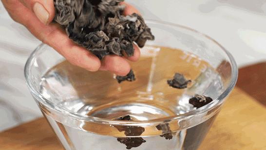 泡木耳只用清水泡等于吃虫卵,用淘米水洗木耳