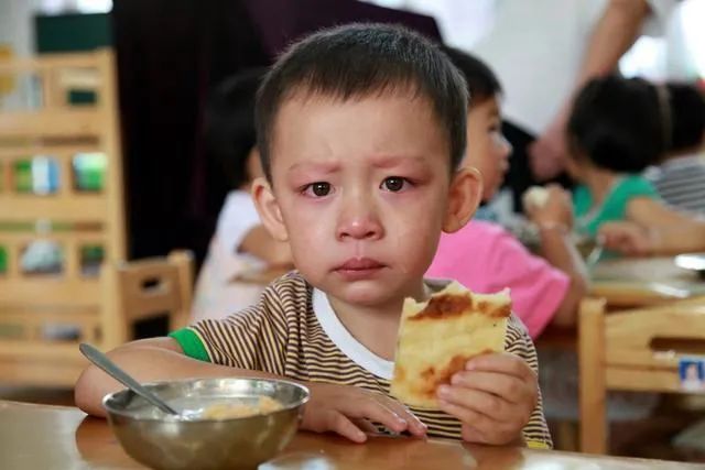 入园焦虑宝宝不爱说话,幼儿入园哭闹不想上幼儿园怎么办