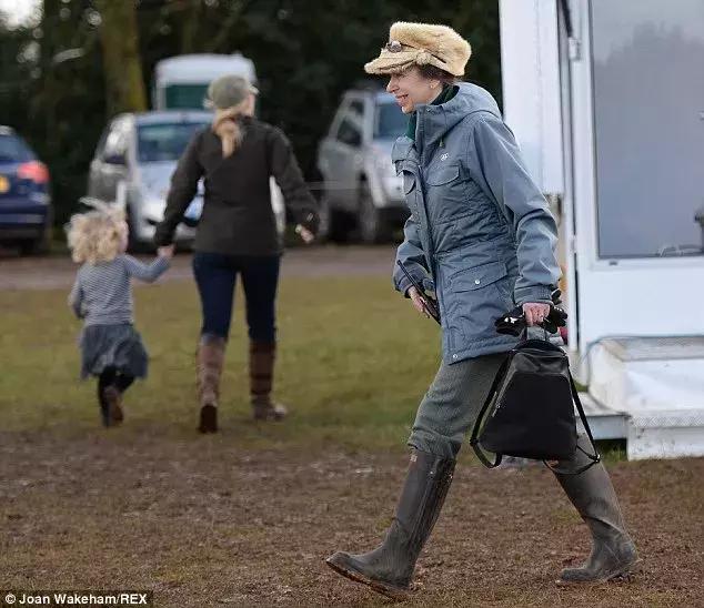 问江南“晴为何物”，你见过这些时尚品牌的雨衣、雨靴吗？