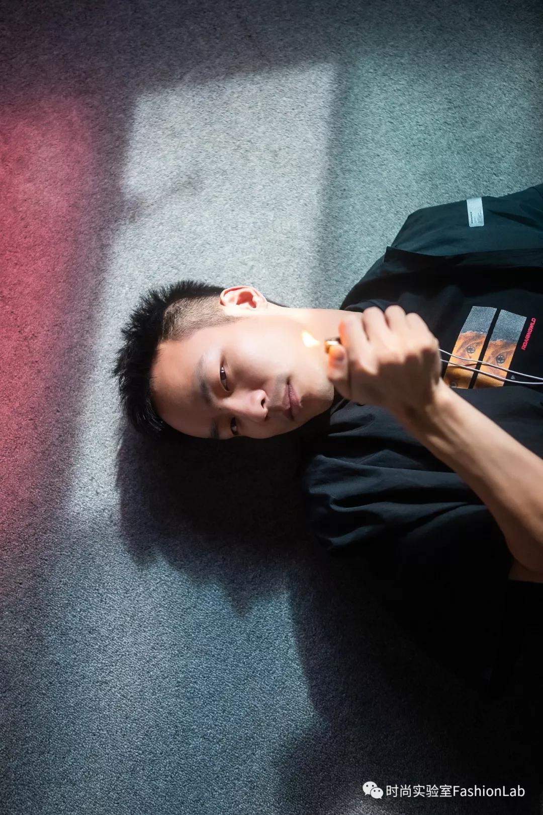 不管多有钱，最后也会顺走别人的打火机