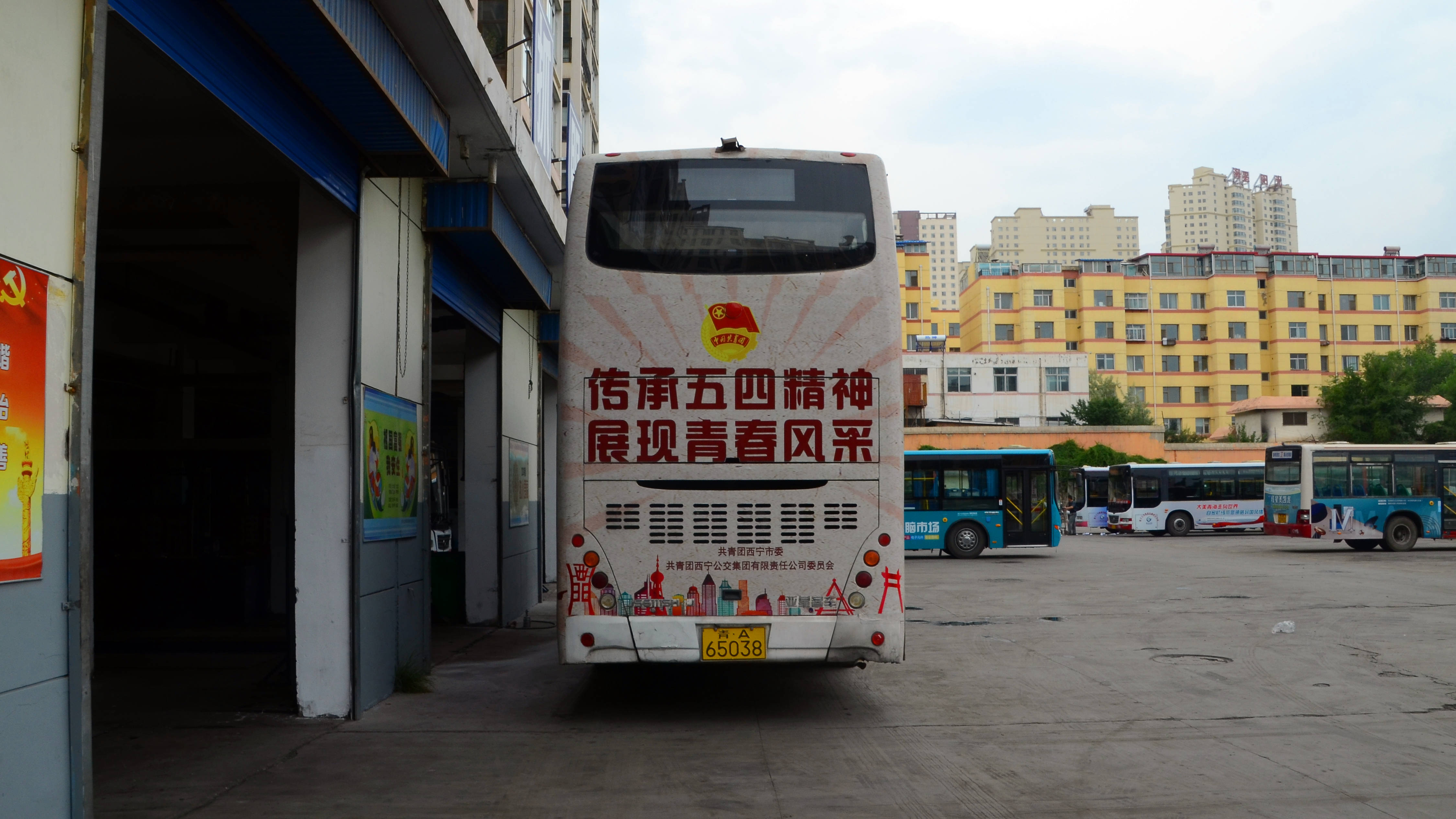 机房的渣评21西宁公交亚星JS6111SHCJ