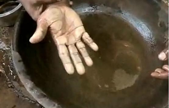 印度穷人下水道里淘金,印度穷人淘金