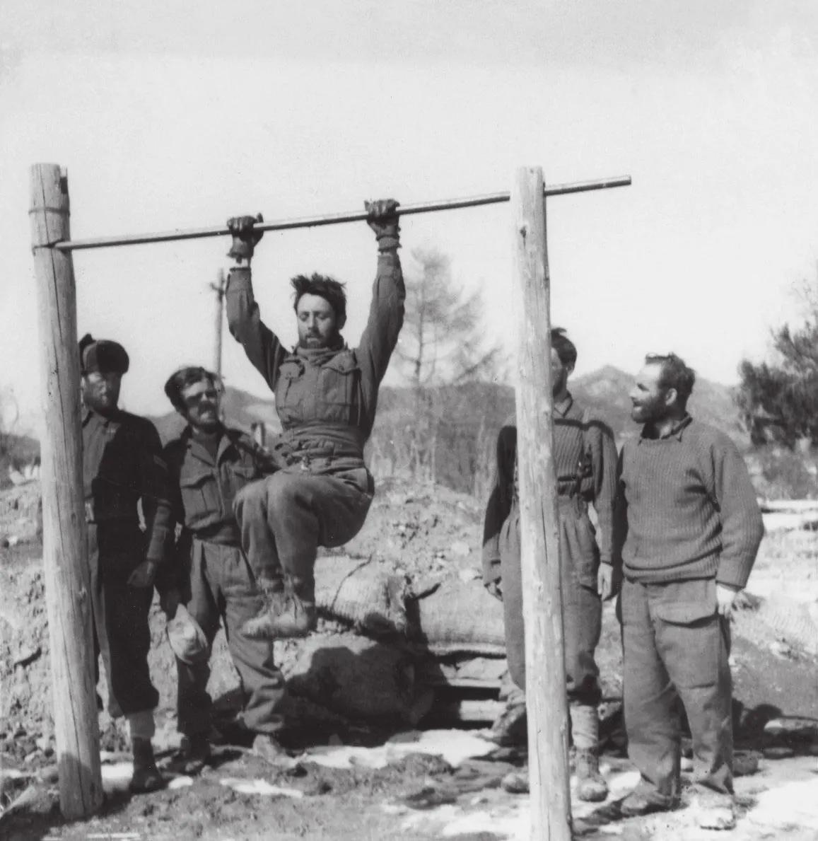 圣诞晚会上，碧潼战俘营的“联合国军”战俘们高呼：志愿军万岁