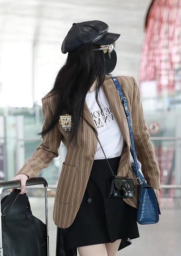 *税偷***税漏**凉透的范冰冰，机场现身短裙可爱，却露出了一个小缺点