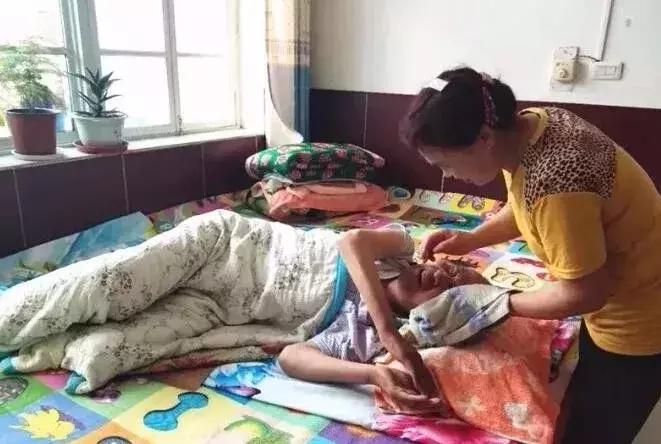 丈夫瘫痪老婆十年不弃,丈夫瘫痪多年妻子不离不弃完整版