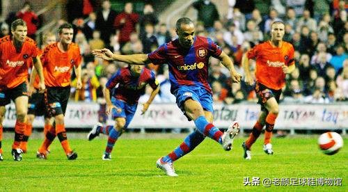 枪王加盟巴萨如愿获得欧冠，生涯唯一污点用手将法国队拍进世界杯