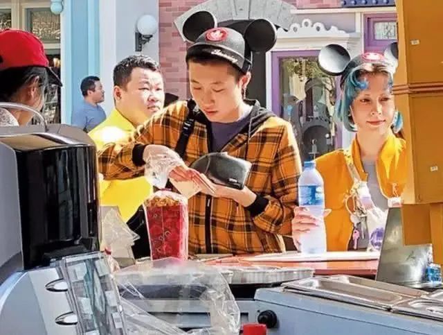 成龙20岁女儿传婚变,清空秀恩爱照片,同性妻子发文称旧照恶心