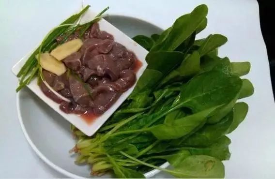 嘴唇总起皮器官发出信号,嘴唇干裂代表哪个脏腑