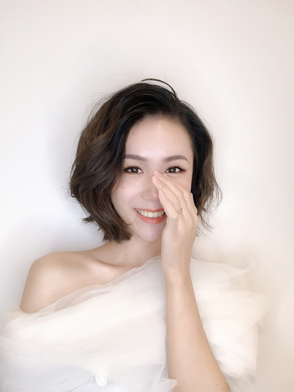 短发新娘盘头发的视频教程,新娘短发红色礼服造型视频