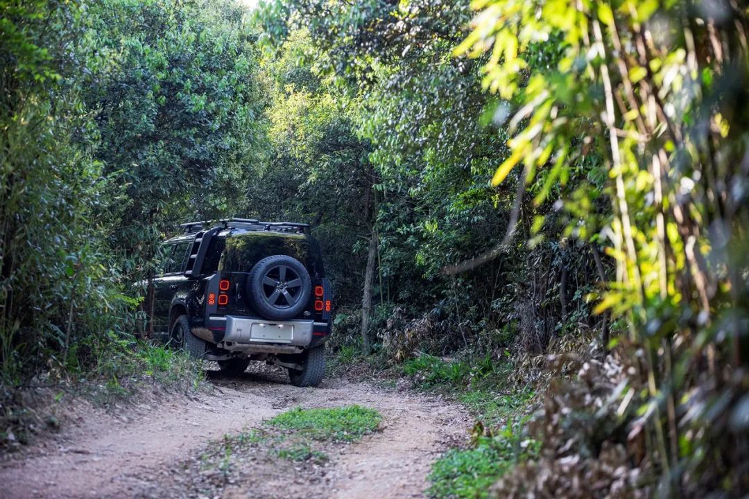 最新路虎卫士越野车,路虎卫士固特异at胎