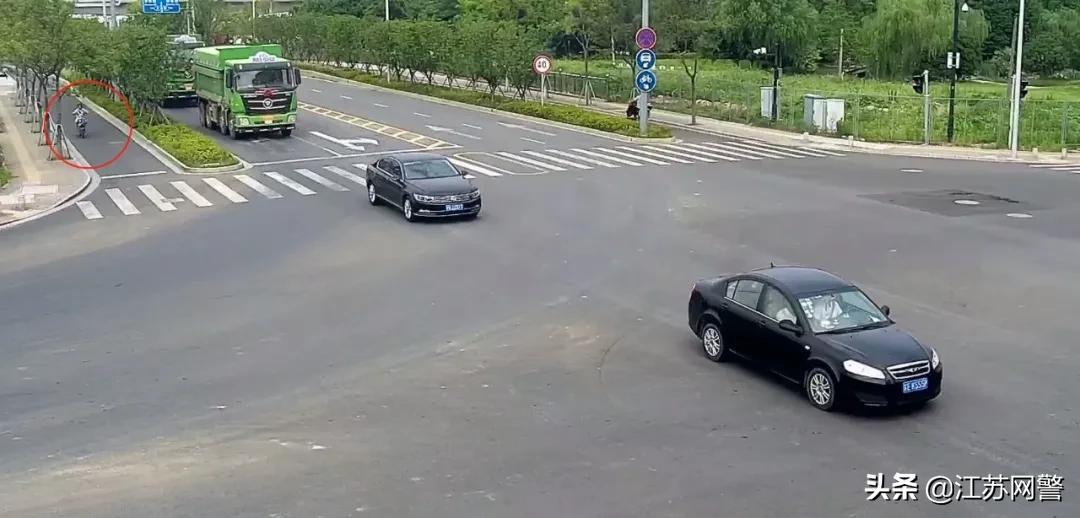 苏州直行道右转会被免处罚吗,十字路口直行让行规则图解