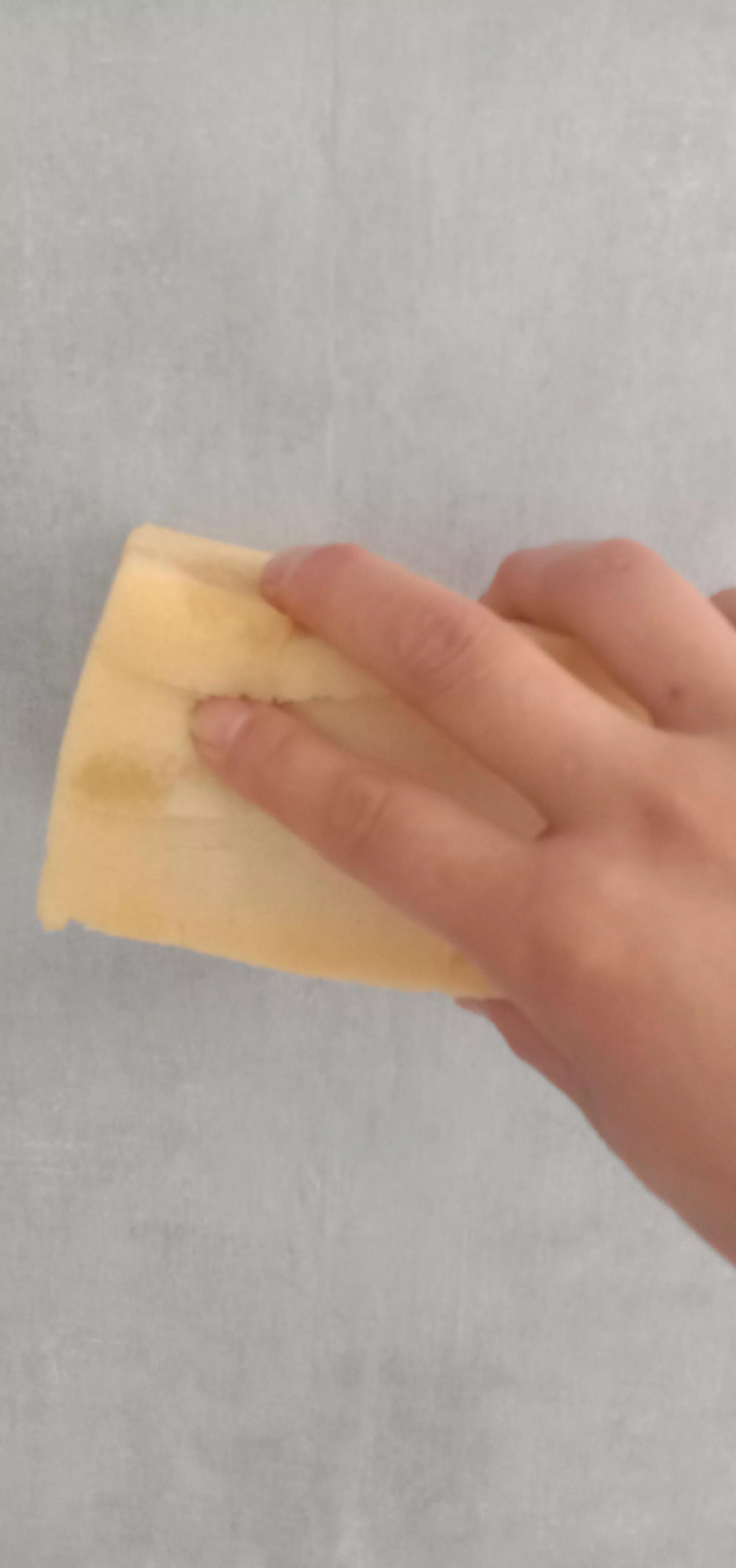 家里壁纸破了洞怎么遮盖,家里贴的壁纸有裂缝怎么处理