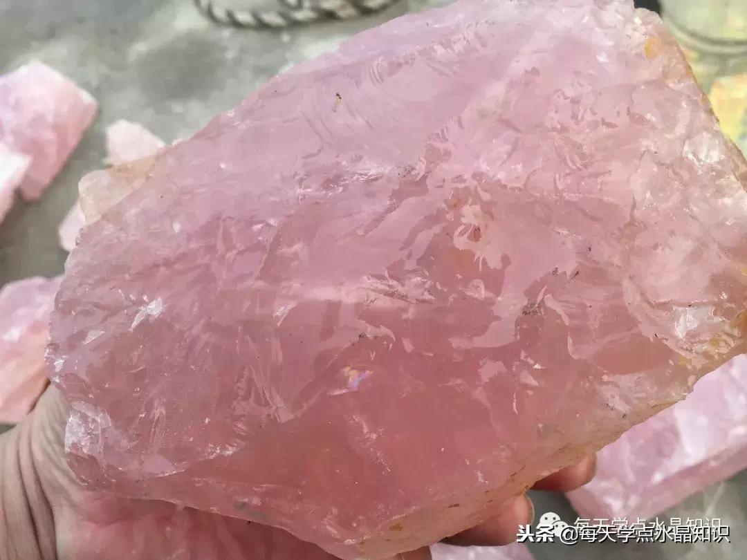 天蒙蒙亮赶个早市看一看天然水晶毛料市场