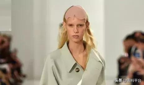 辣眼睛：“露奶衫”火了？一件4000元遭哄抢！太骚了