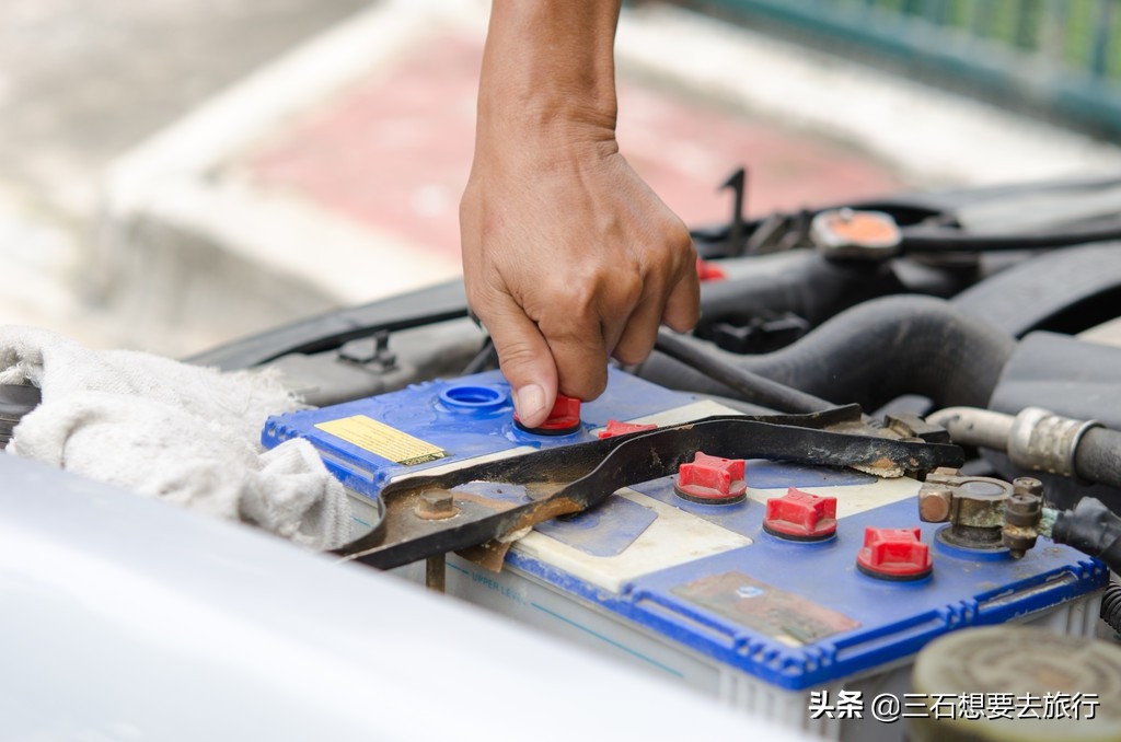 手自一体车辆电瓶没电的自救方法,汽车电瓶没电自救方法正负极