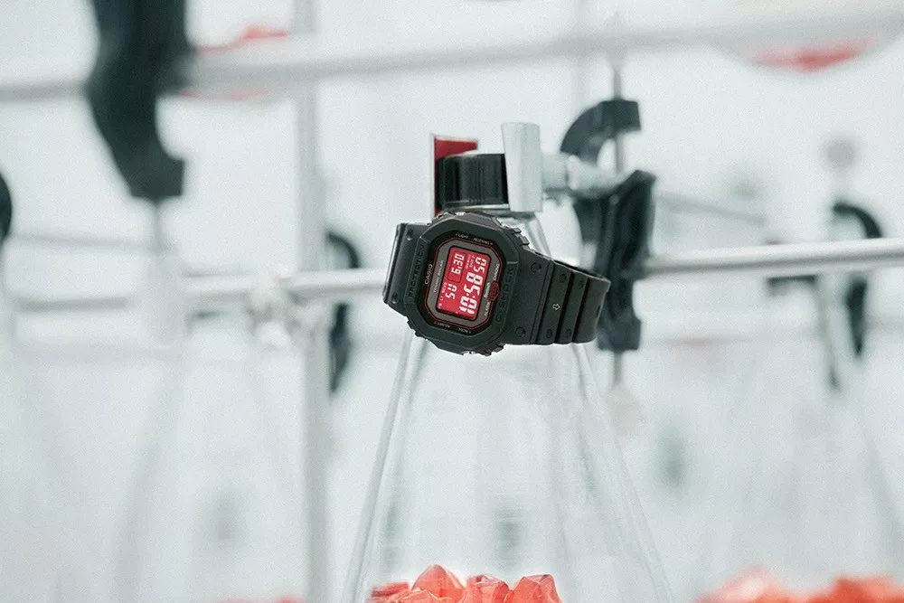 妖艳络腮胡Manny魅力无边！G-shockx化學製品方程式，也太酷了