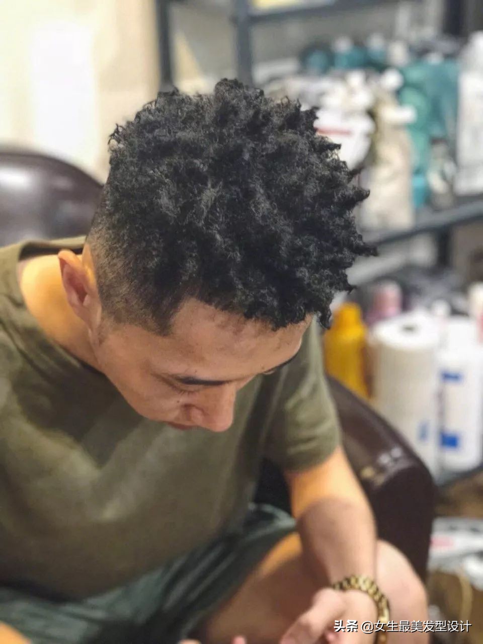 黑皮肤适合的发色卷发,黑皮肤适合烫什么发型好