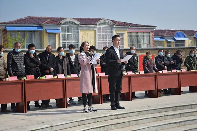 河南上蔡:诞生“芦笋王”单棵拍卖300元