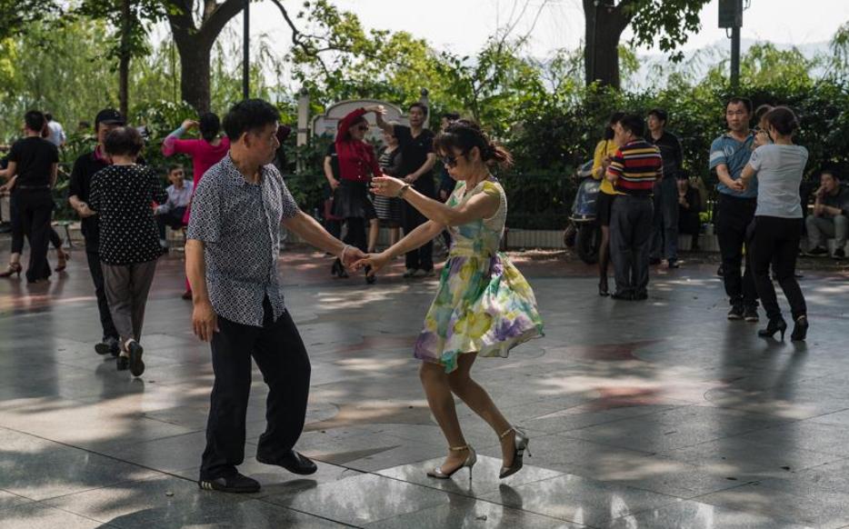 为什么奉劝老年人不要跳交谊舞?58岁退休大妈:交谊舞挺害人