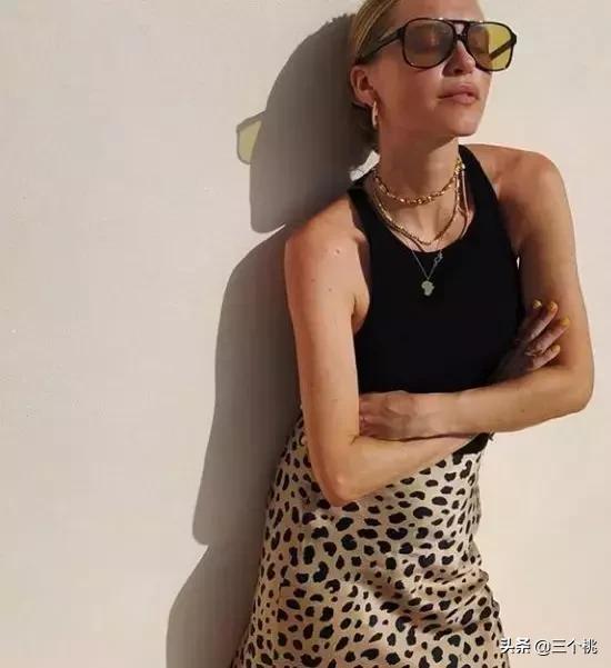 今年流行的裙子不穿高跟鞋,穿今年最流行的裙子