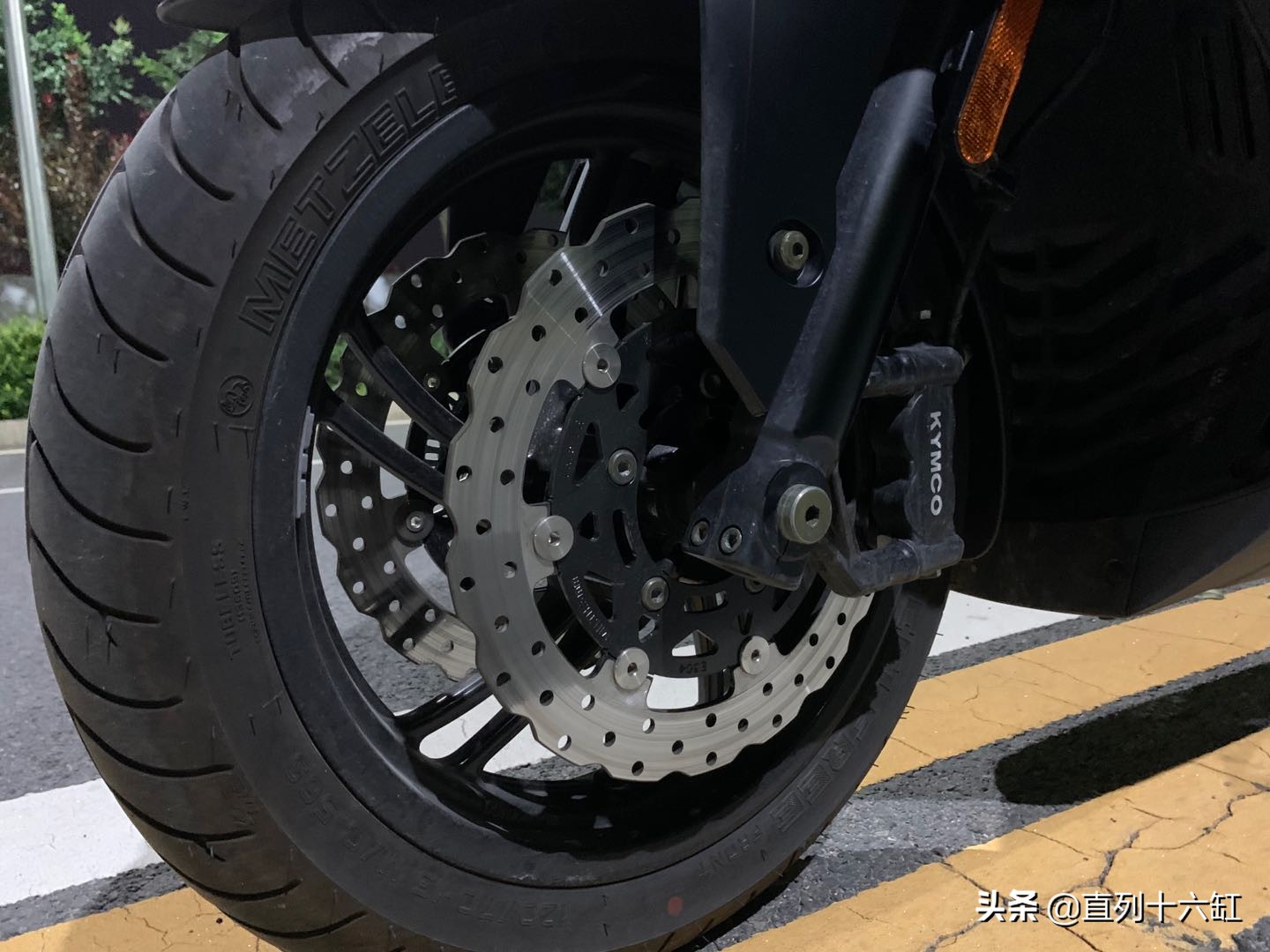 多花1.2万多100公里纯电续航划算吗,光阳进口赛艇s400国外测试