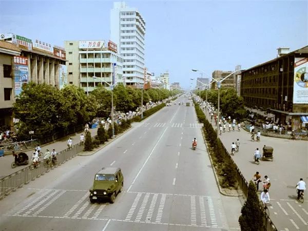 这瓶酒是一代成都人的回忆，每次回去都会买来和父亲喝