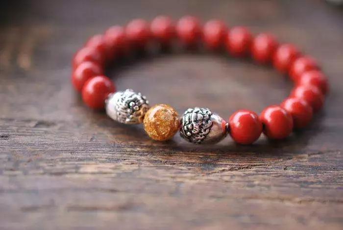 你戴手串的样子,其实暴露了你