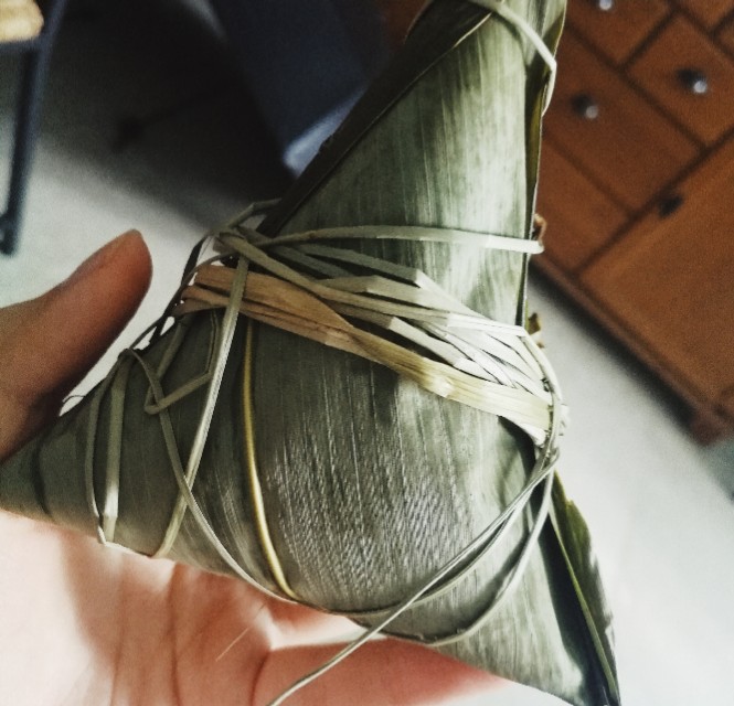 怎样包豆沙馅粽子,家常豆沙粽子的包法教程