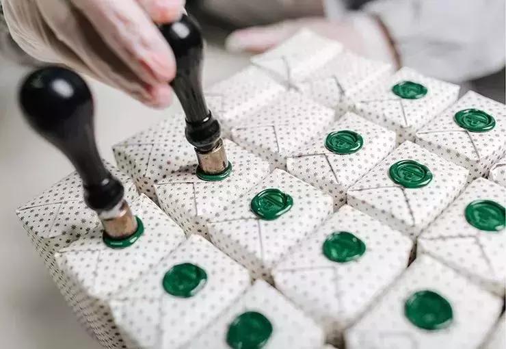 时髦精の恋物癖：易拉罐香水、玳瑁牙刷、“爱马仕”香氛...