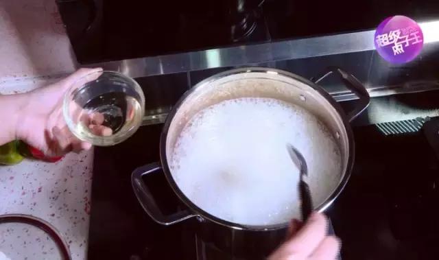 熬粥总是溢锅看这里帮你解决,煮米粥总是溢锅怎么办