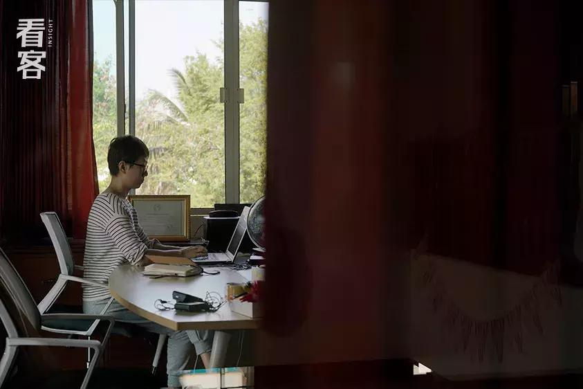 为了娃上学搬到城里,为了孩子全家去泰国读书