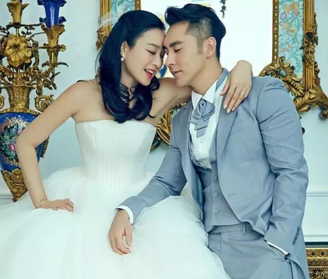 钟丽缇和老公秀双人瑜伽，50岁身材窈窕迷人，不愧是“不老女神”