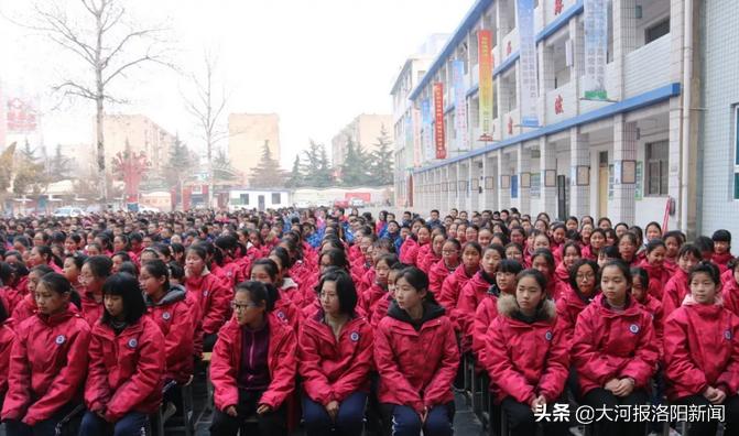 精彩追梦，扬帆起航---洛龙区龙城双语初中举行2018-2019学年第二学期开学典礼暨表彰大会