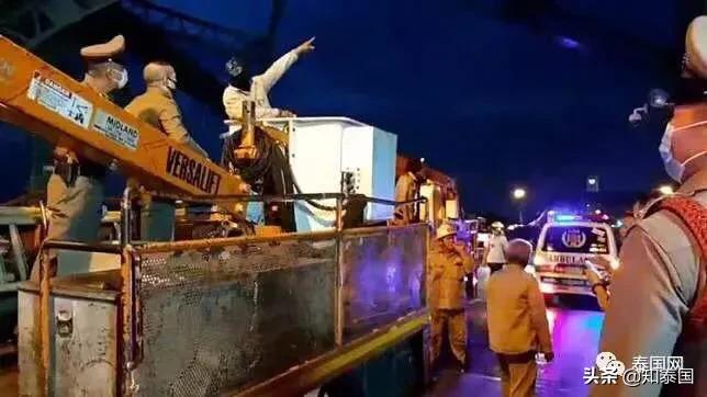 那个爬上高塔的泰国大哥，心中该有多么悲伤...