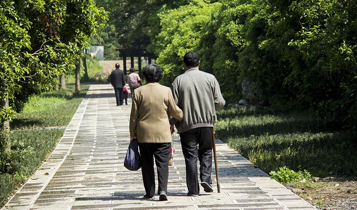 53岁“丁克族”女子的后悔：答应丈夫不要孩子，是我难以弥补的痛