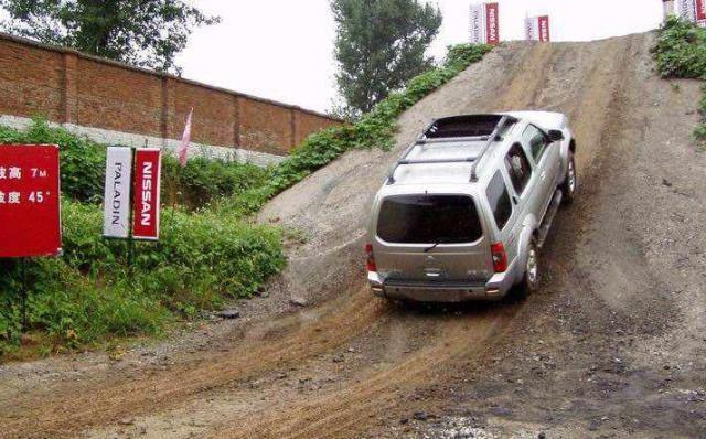 上坡怎么防止熄火后溜,手动挡上坡熄火溜坡怎么办