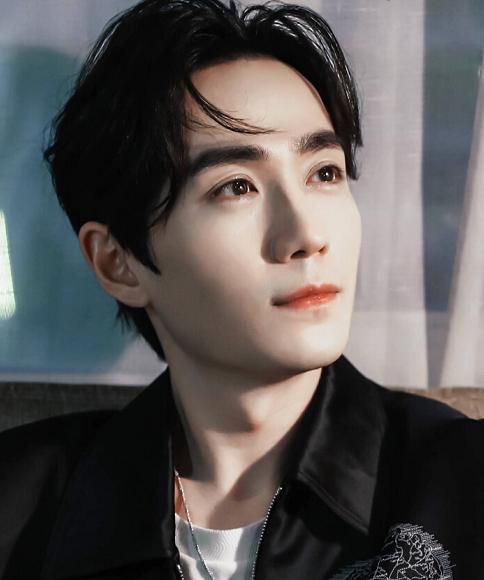 男明星天生“自带妆容”,白敬亭自带眼线,周震南全脸都让人羡慕