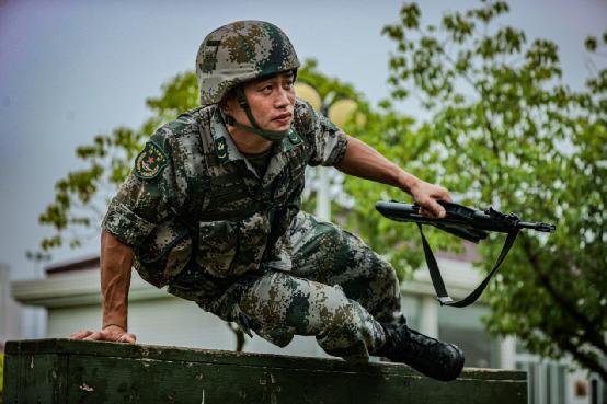 军人什么时候穿21式作战靴,军人穿的战斗靴