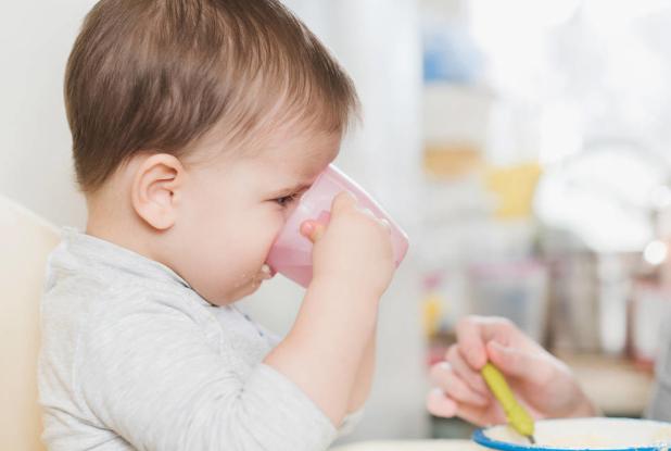 母乳婴儿喂水量多少合适,母乳喂养婴儿喝奶粉的量