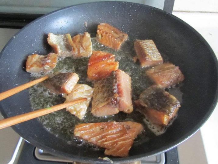 小干鱼怎么烧才软烂,干锅鱼泡怎样做不腥