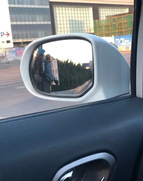 天津失联驴友,驴友举牌求助