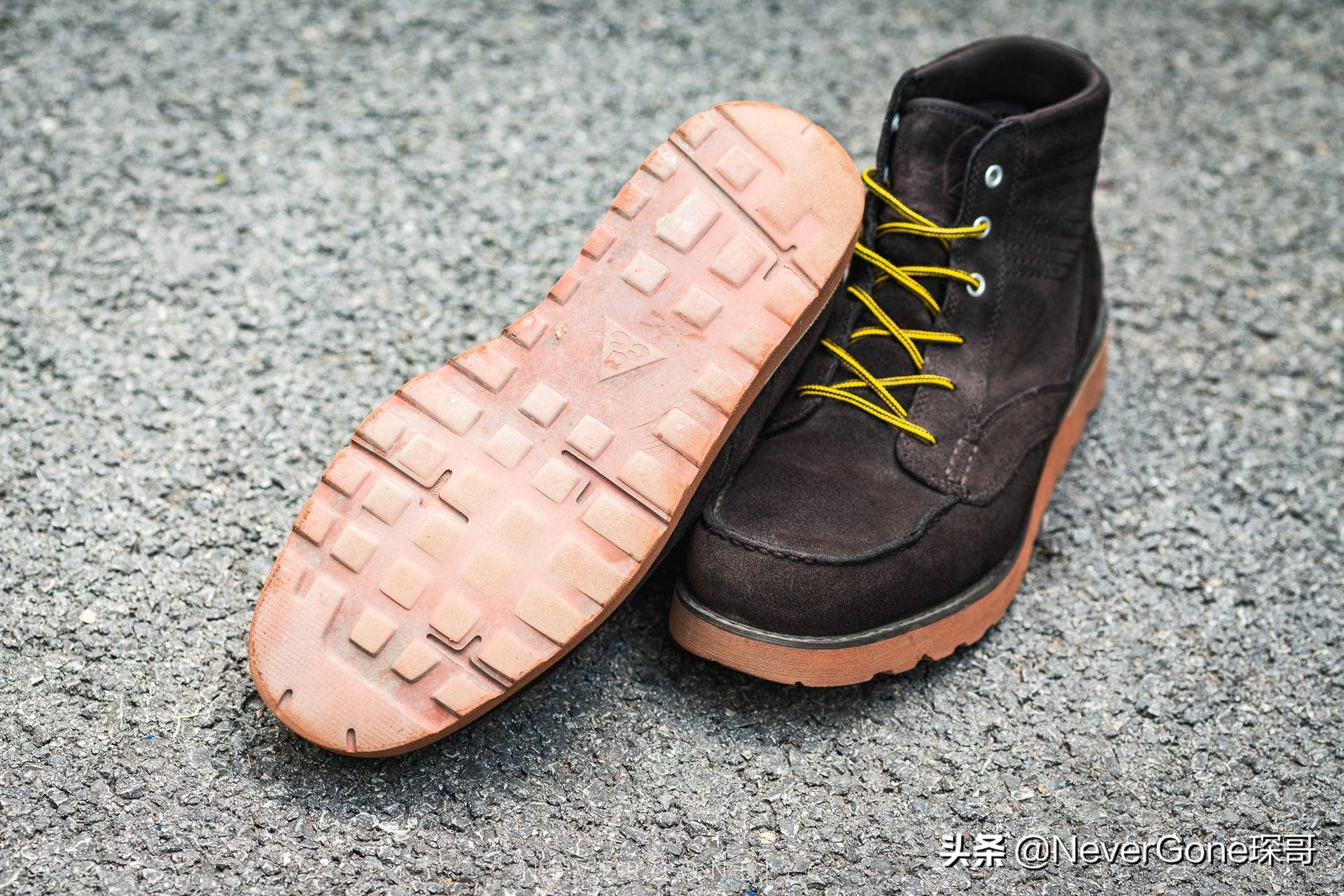 一双nike跑步鞋300,耐克复古经典低帮运动鞋