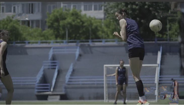 朱婷禁区外凌空抽射,朱婷踢足球教学