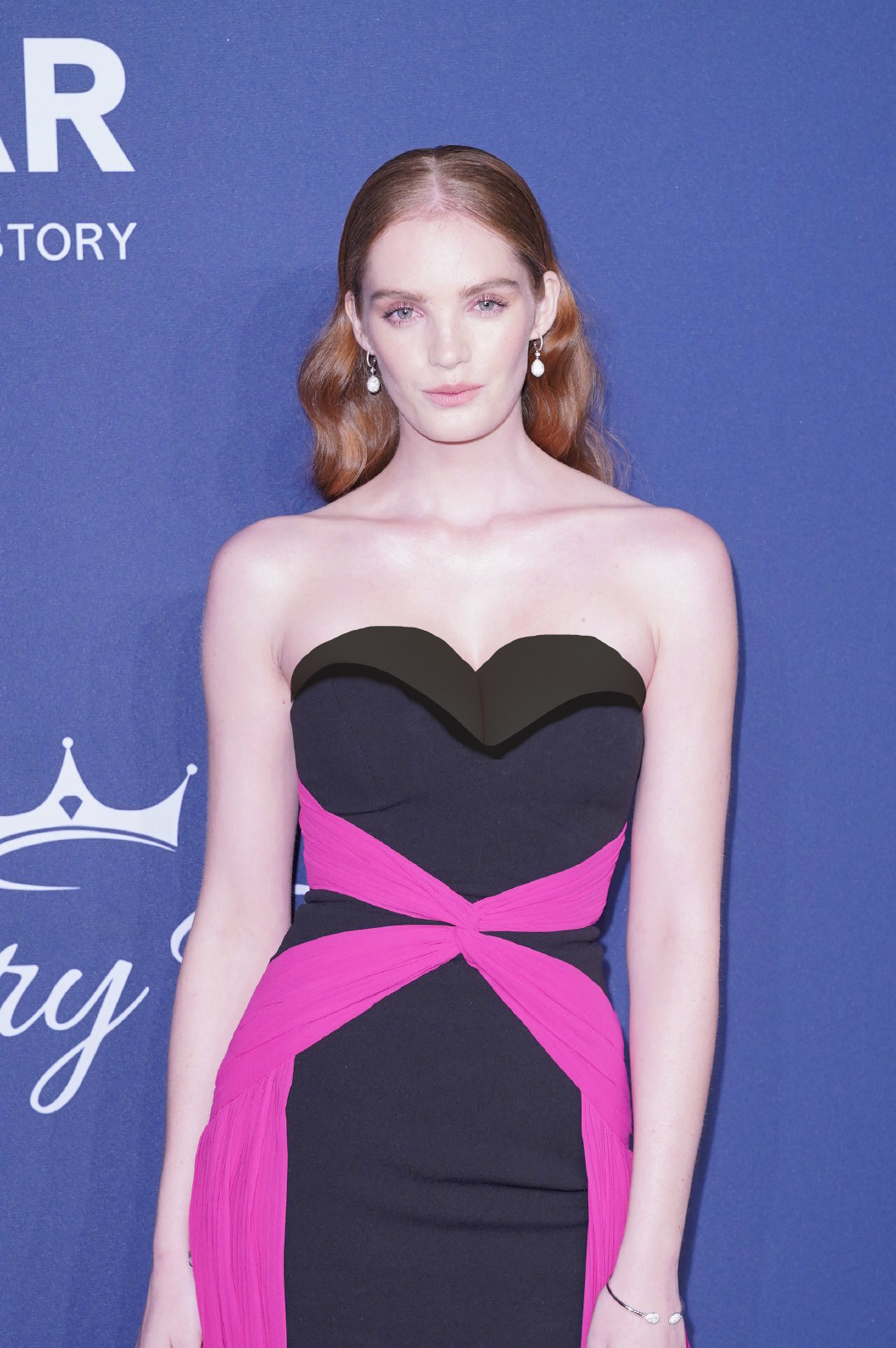 她被维密高管密切关注？穿针织睡袍性感撩发，抹胸礼服尴尬露副乳