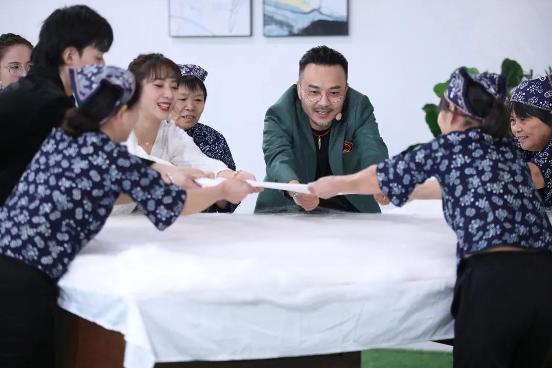 汪涵直播间的男主播是谁,汪涵邀请新闻主播